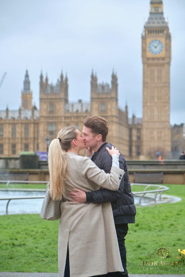 Secret marriage proposal near Big Ben and London engagement photoshoot